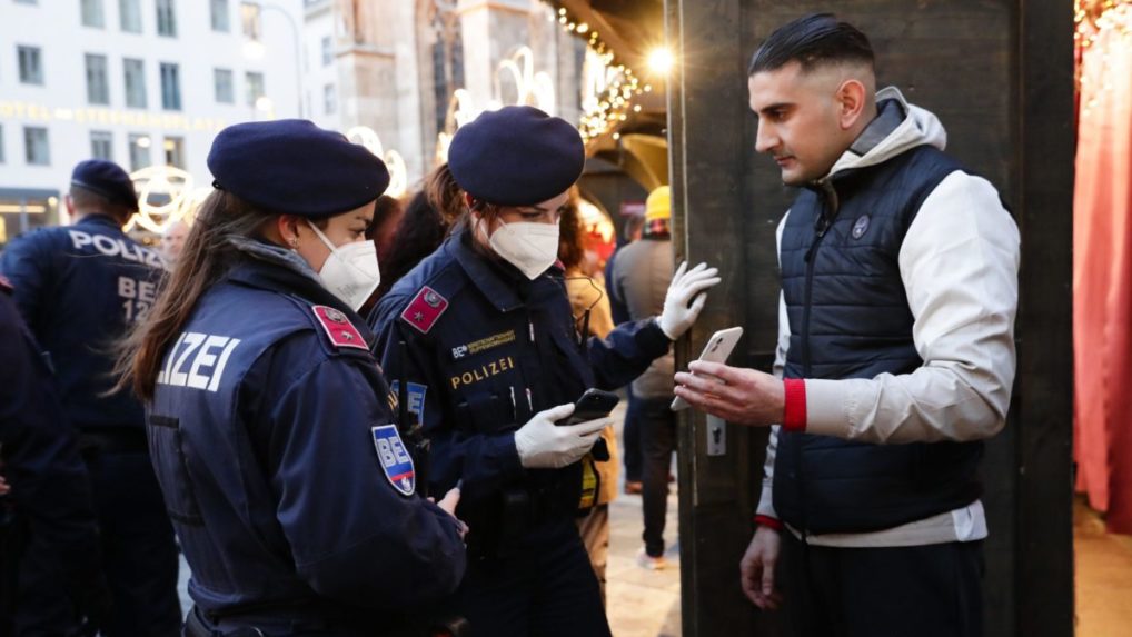 Rakúsko sprísni kontroly covidových pasov v obchodoch aj reštauráciách