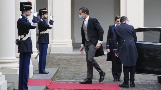 Holandský premiér Mark Rutte počas príchodu do Kráľovského paláca Noordeinde v holandskom Haagu.