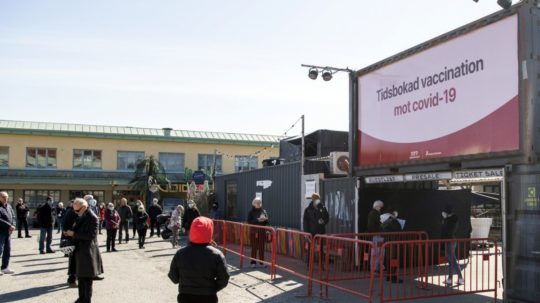 Ľudia stoja v rade na očkovanie proti covidu vo švédskom Štokholme.