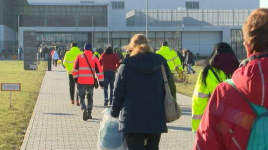 Zamestnanci by sa mali testovať dvakrát týždenne. Firmám sa to nepáči