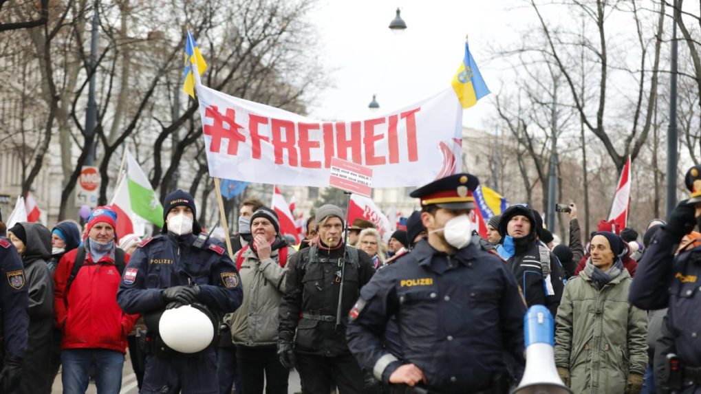 Vo Viedni protestovalo proti povinnému očkovaniu zhruba 40 000 ľudí