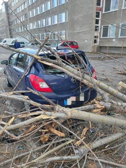 Silný vietor spôsobil škody na viacerých územiach Slovenska.