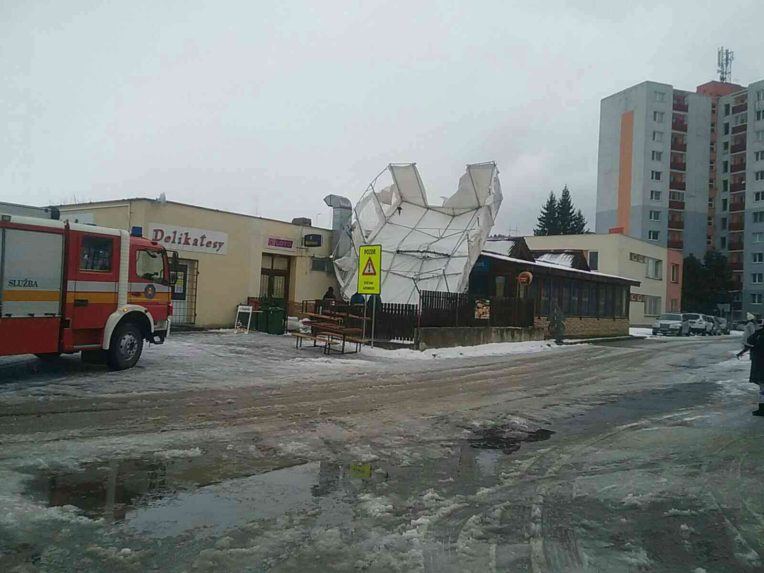 Silný vietor spôsobil škody na viacerých územiach Slovenska.