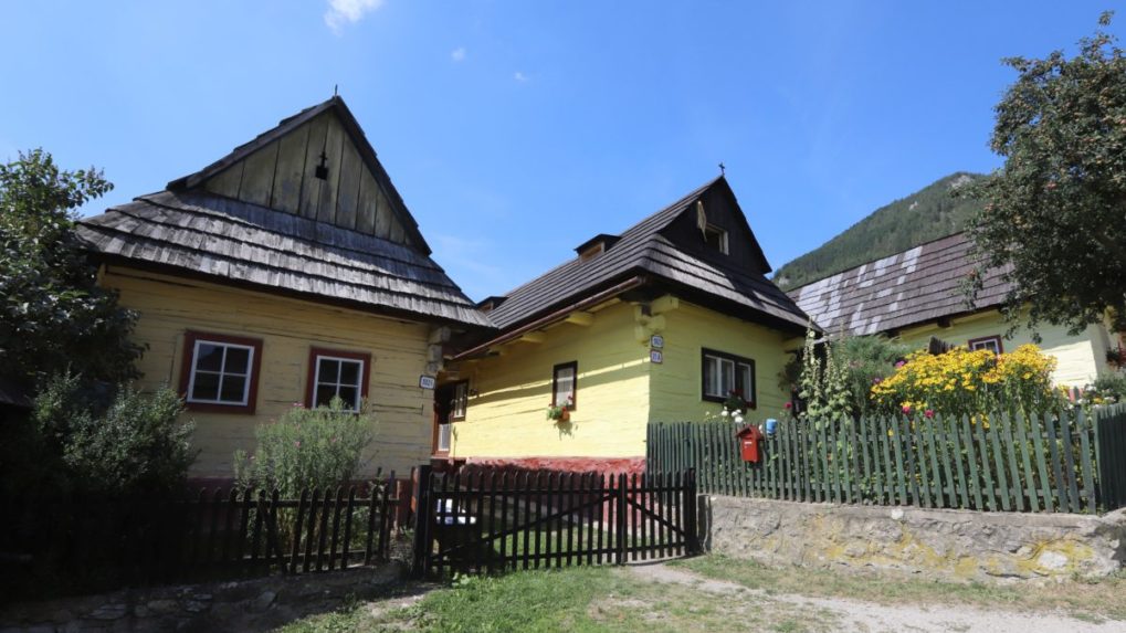 Domy v pamiatkovej rezervácii ľudovej architektúry Vlkolínec.