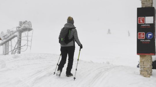 Na snímke turistka v lyžiarskom stredisku na Štrbskom Plese vo Vysokých Tatrách.