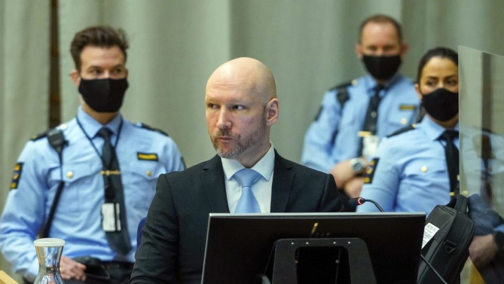 Nórsko: Masový vrah Breivik žiada ukončenie samoväzby