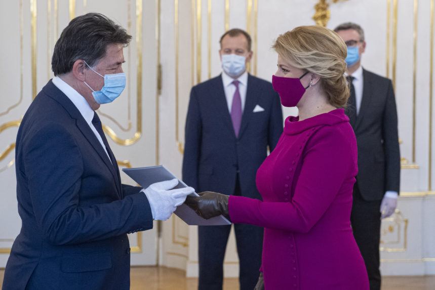 Prezidentka Zuzana Čaputová odovzdáva menovací dekrét ministrovi životného prostredia SR Jánovi Budajovi.
