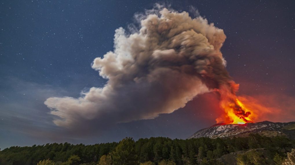 Sopka Etna chrlí dym a popol, letisko v Catanii uzavreli