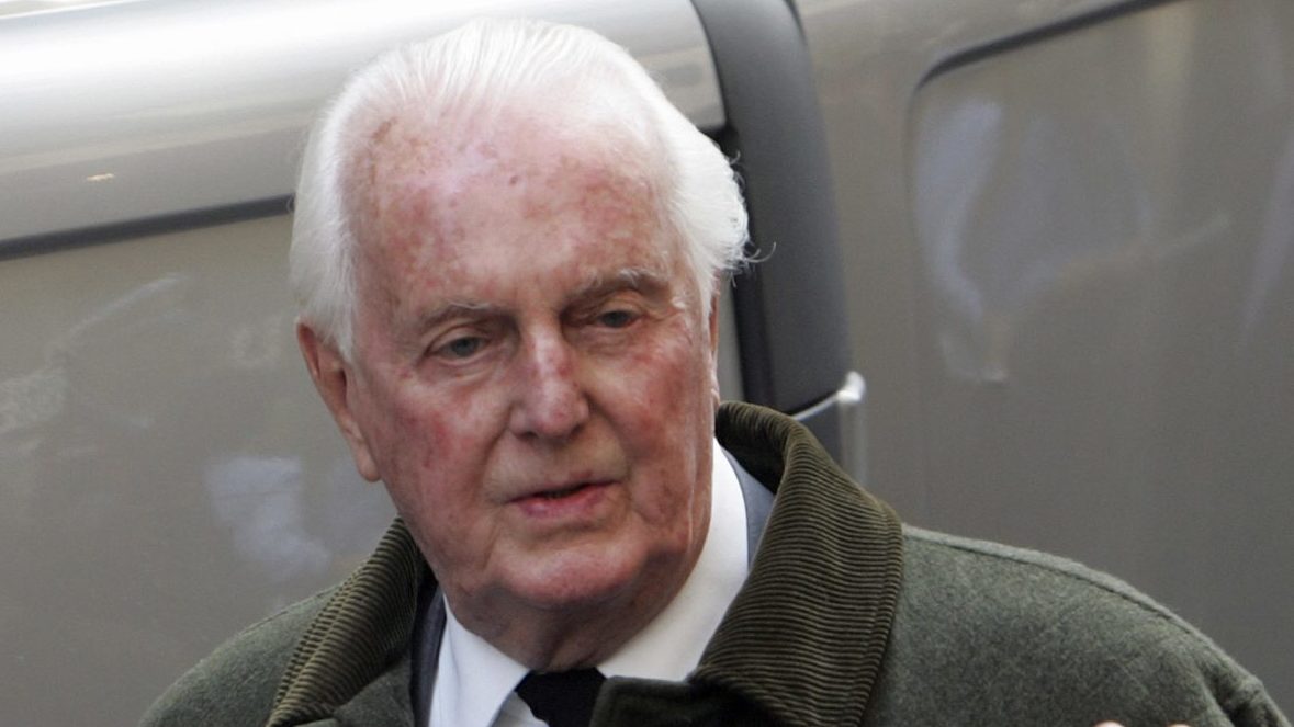 Na archívnej snímke z roku 2007 je francúzsky módny návrhár Hubert de Givenchy.