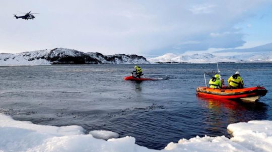 Na snímke záchranári pátrajú po vraku lietadla na Islande.