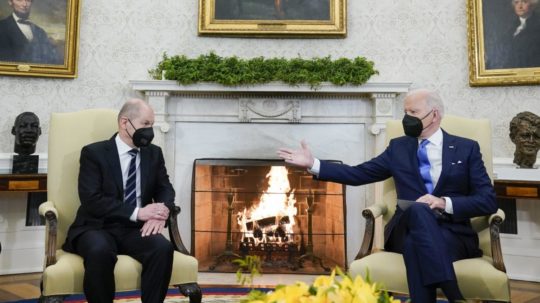 Na snímke americký prezident Joe Biden (vpravo) a nemecký kancelár Olaf Scholz.