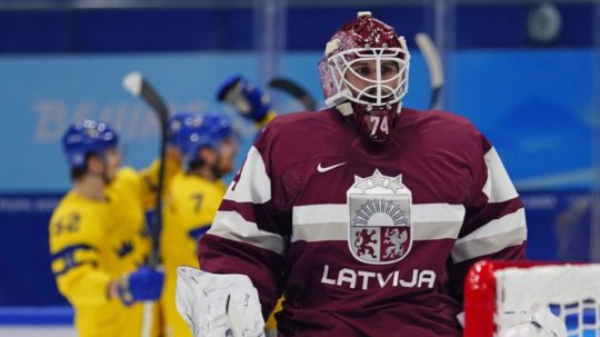 Lotyšský brankár Ivars Punnenovs reaguje po inkasovaní gólu v zápase základnej "slovenskej "C-skupiny Švédsko - Lotyšsko na ZOH 2022 v Pekingu.