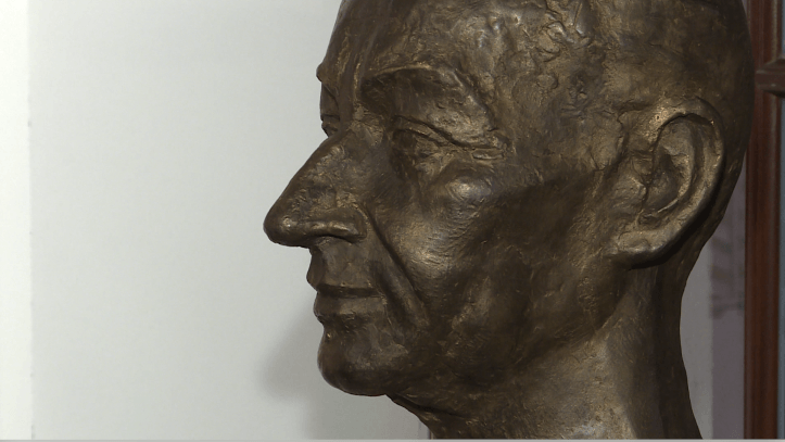 Na snímke busta Alexandra Dubčeka.