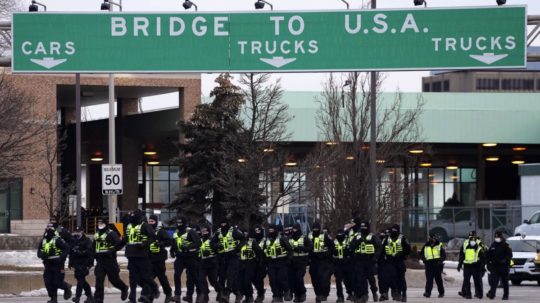 Policajti na moste Ambassador Bridge