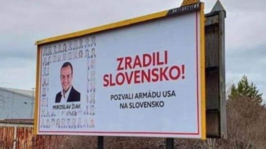 Na snímke bilbord, ktorý dala osadiť strana Smer-SD.