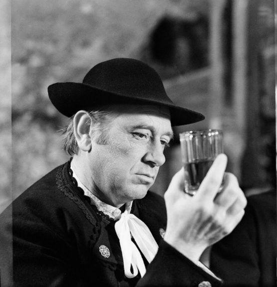 Slovenský herec Karol Machata vo filme Červené víno.