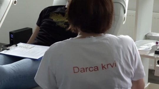 Zdravotníčka odoberá krv pacientovi.