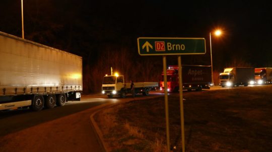 Protestujúci dopravcovia blokovali hraničný priechod v Kútoch.