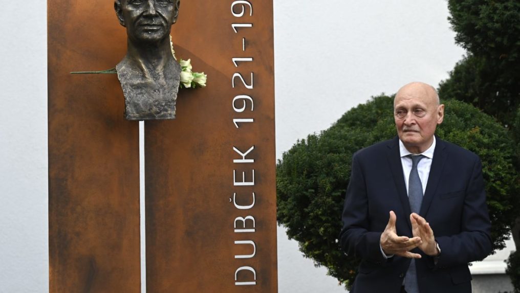 Na sn&iacute;mke Pavol Dubček.