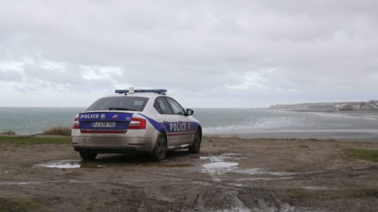 Policajné auto parkuje pri pobreží v meste Wimereux pri severofrancúzskom Calais.