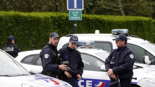 Policajti vo francúzskom mestečku Magnanville.