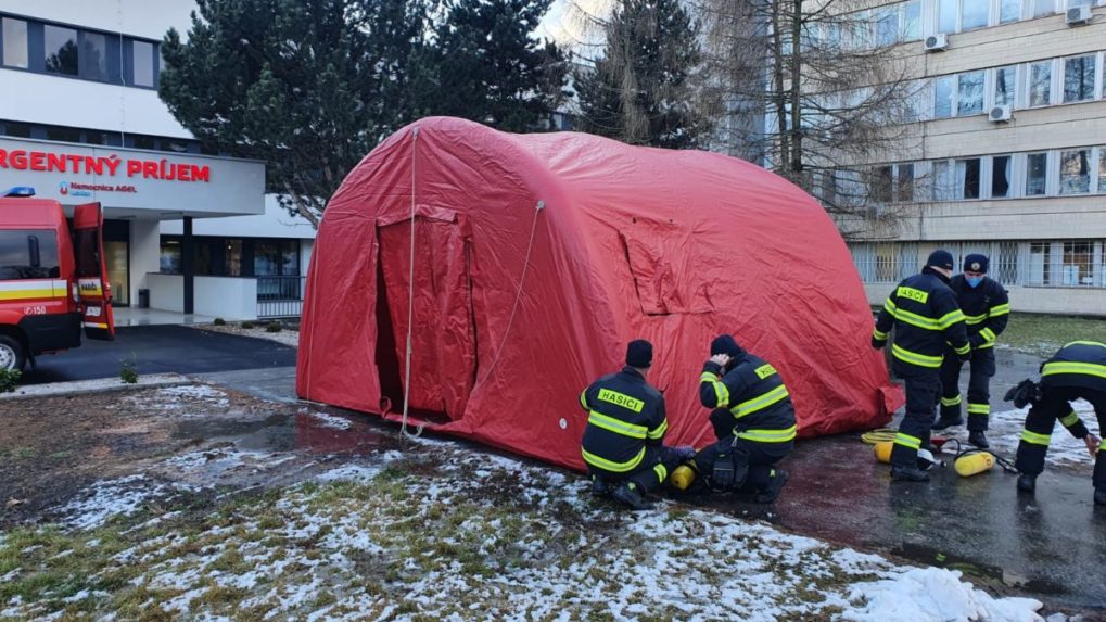 Hasiči začali stavať triážne stany pred nemocnicami