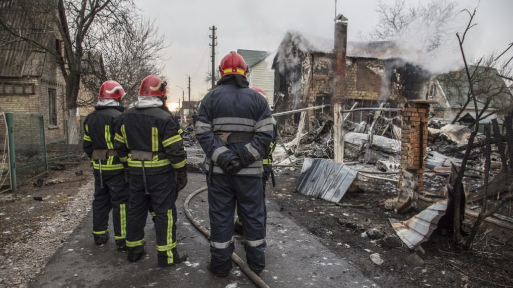 Kyjevom otriasli výbuchy, zostrelený objekt dopadol na budovu