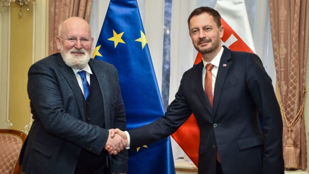 Premiér Heger a Timmermans hovorili aj o zelených investíciách z plánu obnovy