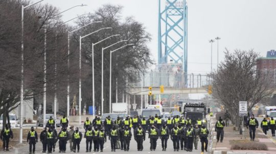 policajti na moste medzi Kanadou a USA