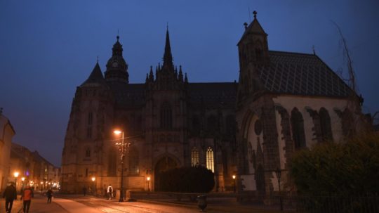 neosvetlený Dóm sv. Alžbety v Košiciach na protest proti návrhu, podľa ktorého sa majú z pamiatkových úradov stať stavebné