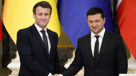 Ukrajinský prezident Volodymyr Zelenskyj (vpravo) si podáva ruku s francúzskym prezidentom Emmanuelom Macronom