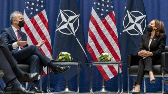 Americká viceprezidentka Kamala Harrisová (vpravo) a generálny tajomník NATO Jens Stoltenberg počas 58. Mníchovskej konferencie.