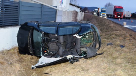 zdemolované auto po nehode blízko Vranova nad Topľou.