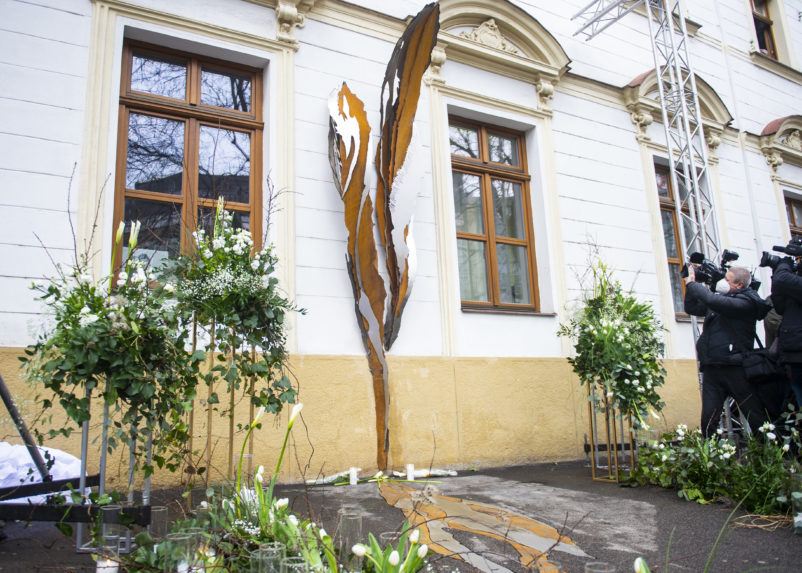 Pamätník Jána Kuciaka a Martiny Kušnírovej na Námestí SNP v Bratislave.