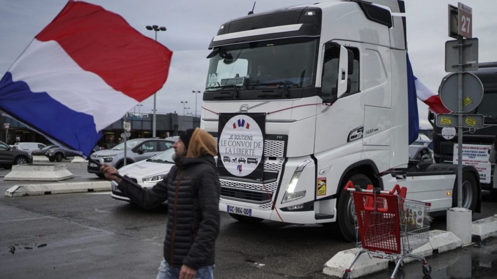 Konvoj slobody už aj v Paríži. Polícia slzotvorným plynom rozohnala ľudí blokujúcich Champs-Élysées