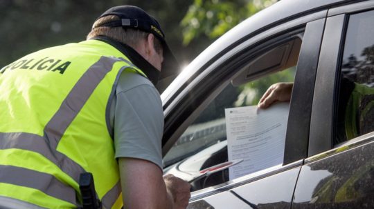 Policajná kontrola na hraniciach.