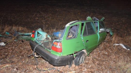 Auto po náraze do stromov.