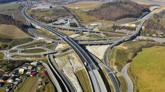 Na snímke križovatka Vydumanec, ktorá je v súčasnosti najzložitejšou križovatkou na Slovensku. Vľavo hore je D1 a stará cesta v smere od Prešova na Poprad, vpravo hore je rozostavaná rýchlostná cesta R4, ktorá po dokončení bude severným obchvatom mesta Prešov. Vpravo uprostred je cesta do Prešova a uprostred dole D1 k tunelu Prešov.