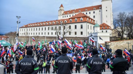 účastníci protestu proti obrannej dohode s USA pred budovou Národnej rady SR