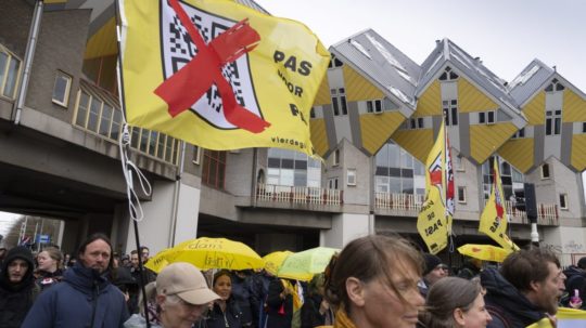 Tisíce ľudí pochodujú proti covidovým opatreniam holandskej vlády v holandskom Rotterdame.