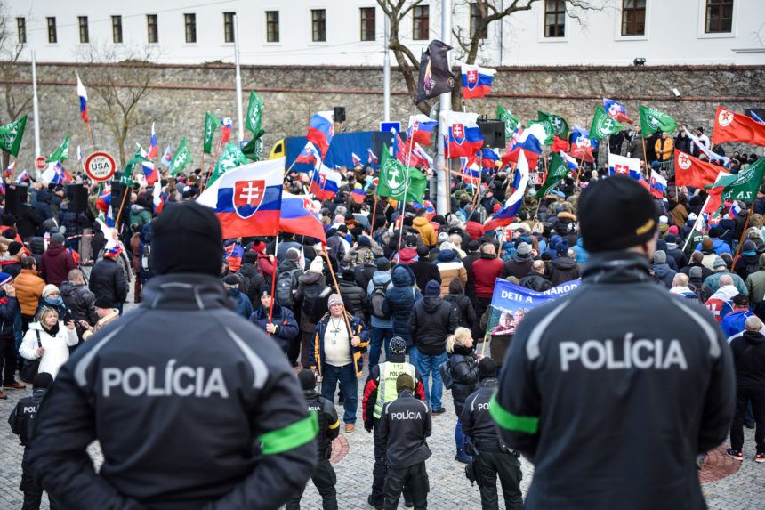 Polícia vyhodnocuje vyhrážky poslancom pre hlasovanie o obrannej dohode