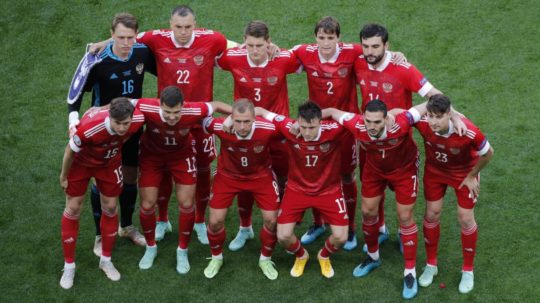 Na archívnej snímke hráči Ruska pózujú pre spoločnú fotografiu pred zápasom proti Fínsku na EURO 2020 v Petrohrade.