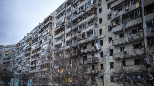 Zničená bytovka po raketovom útoku ruskej armády v ukrajinskej metropole Kyjev.