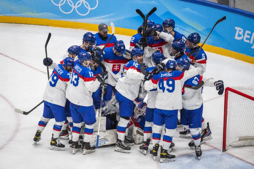 Slovenskí hokejisti sa tešia z postupu do semifinále.