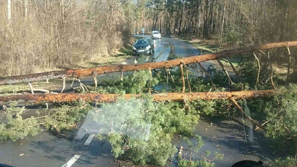 Hasiči mali za štvrtok 140 výjazdov, vietor spôsoboval komplikácie