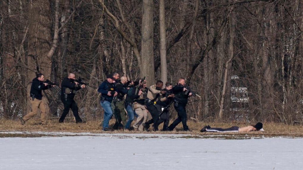 Pri dvoch útokoch v amerických školách zomreli traja ľudia