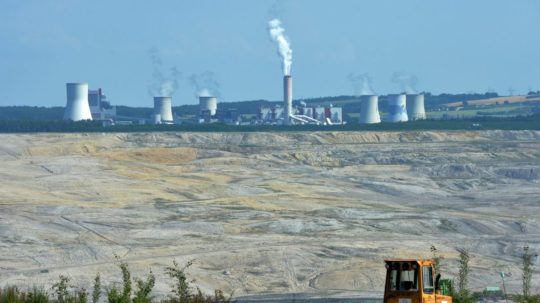 Hnedouhoľná bana Turów v Poľsku a v pozadí elektráreň, ktorú zásobuje.