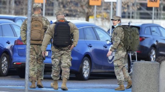 Na snímke aAmerickí armádni dôstojníci po prílete na letisku Rzeszów–Jasionka v juhovýchodnom Poľsku.