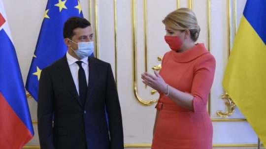 Prezident Ukrajiny Volodymyr Zelenskyj a prezidentka SR Zuzana Čaputová počas oficiálnej návštevy v Prezidentskom paláci 24. septembra 2020 v Bratislave.