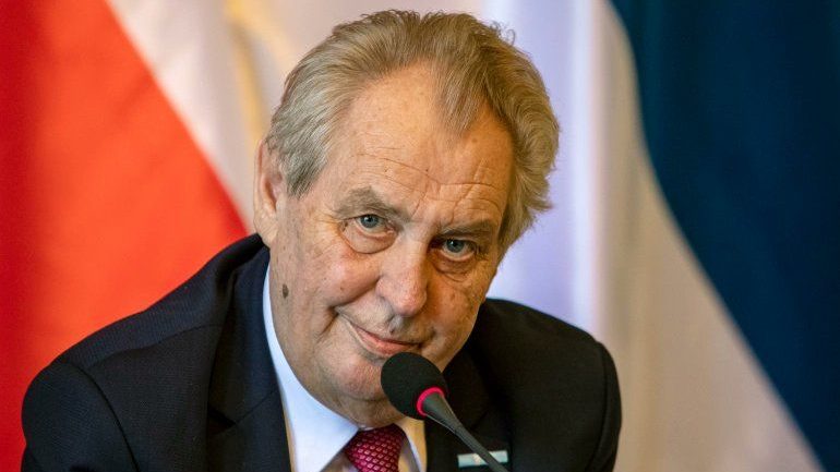 Miloš Zeman povolil vyše 100 Čechom bojovať v ukrajinskej armáde